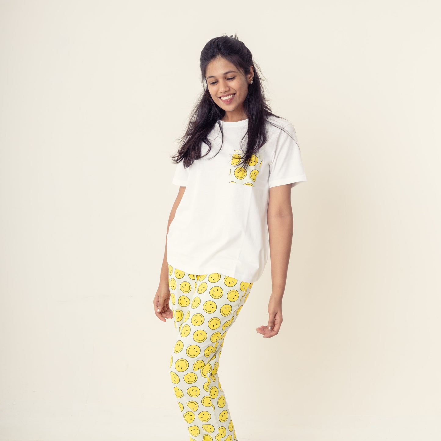 White Smiley Bloom – Luxe Teejamas
